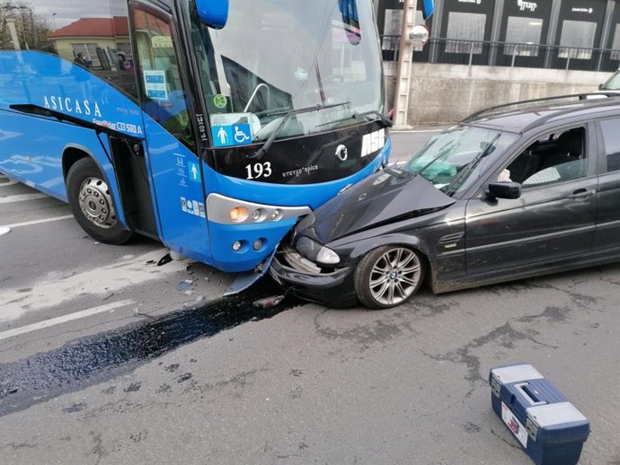 Accidente entre un turismo y un autobús en el lugar de Bribes, en Cambre (A Coruña)