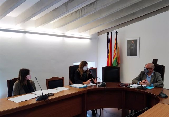 La consellera de Salud y Consumo, Patricia Gómez, y la directora general de Salud Pública y Participación, Maria Antònia Font, en una reunión con el equipo de gobierno del Ayuntamiento de Sa Pobla.