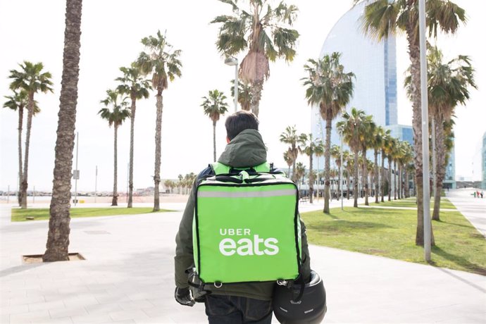 Uber Eats, la aplicación de comida a domicilio de Uber, ha empezado a operar en Barcelona con una oferta de alrededor 150 restaurantes.