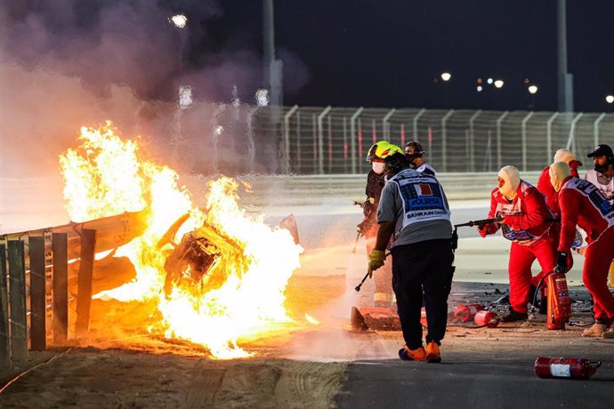 Los bombersos apagan el coche de Grosjean