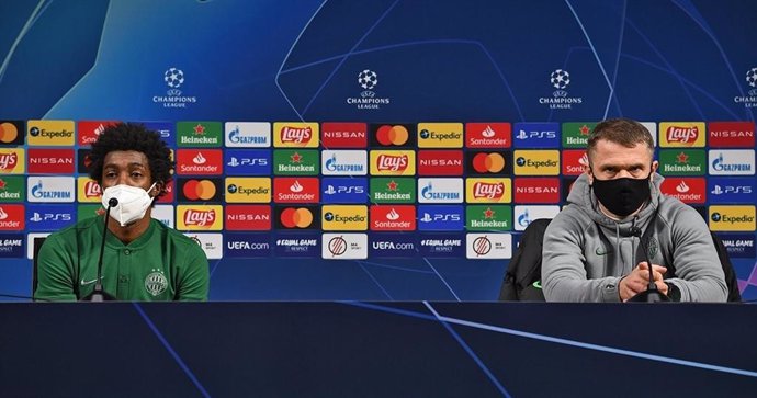 El jugador Somália y el entrenador, Sergei Rebrov, del Ferencváros húngaro en rueda de prensa previa al partido contra el FC Barcelona