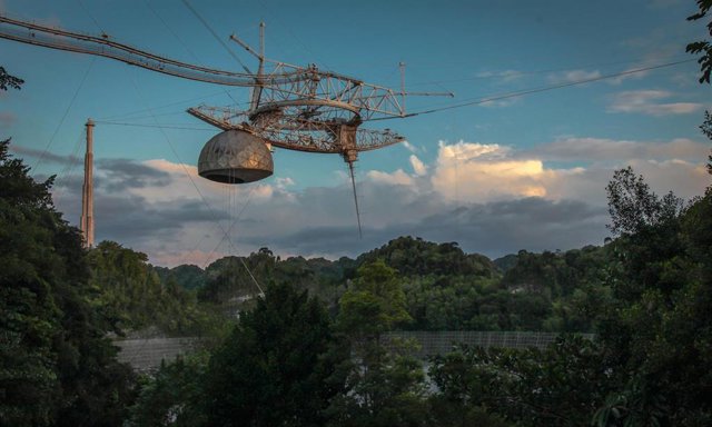 El dañado radiotelescopio de Arecibo se viene abajo Daños en la plataforma de instrumentos del radiotelescopio de Arecibo antes de colapsar