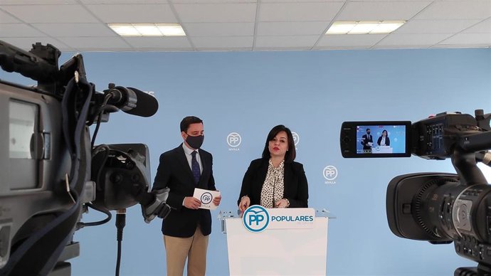 La presidenta del PP de Sevilla, Virginia Pérez, y el secretario general del PP, Juan de la Rosa. 