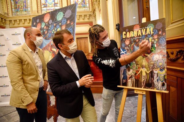 El concejal de Fiestas, Alfonso Cabello, el alcalde de Santa Cruz de Tenerife, José Manuel Bermúdez, y el autor del cartel del Carnaval, Sandro Morales