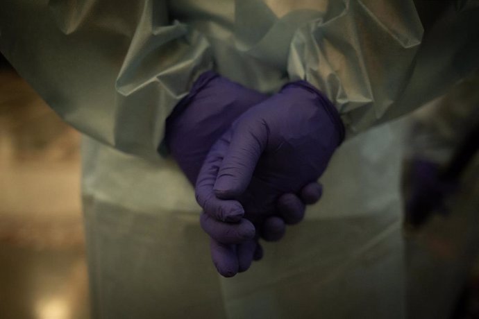 Guantes de una trabajadora sanitaria antes de comenzar a realizar tests rápido de antígenos