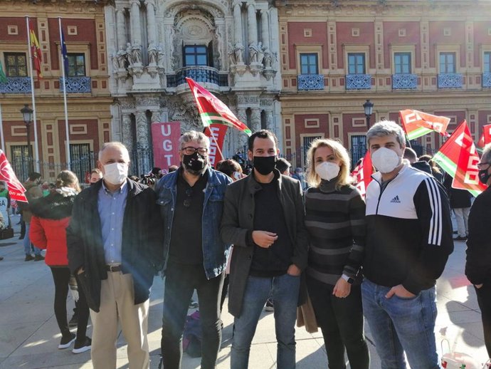 Miembros de Adelante Sevilla e IU en la movilización sindical