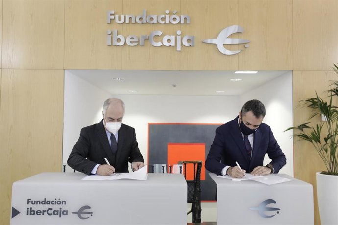 Firma del convenio entre Ibercaja y CAAR para impulsar el proyecto 'Fábrica de Aprendizaje'.