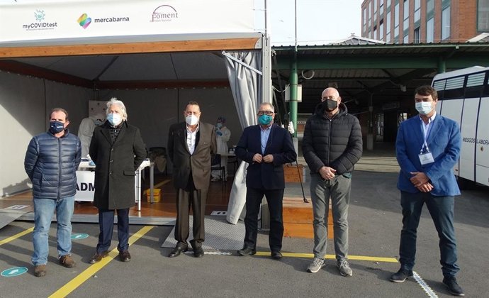 El presidente de Foment del Treball, Josep Sánchez Llibre, en las carpas de Mercabarna en que se realizan test masivos