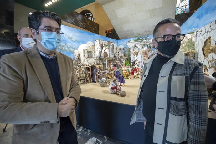 El presidente del Cabildo de Tenerife, Pedro Martín, y el autor del balén de Navidad, Carlos Curbelo