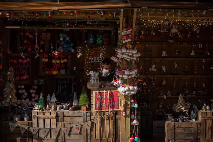 Uno de los 121 puestos que año forman parte de la 'Fira de Santa Llúcia', el mercado de Navidad más antiguo de Barcelona, Catalunya (España), a 30 de noviembre de 2020. 