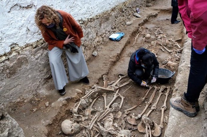 La consellera de Justicia Ester Capella visita la excavación de la fosa común del cementerio de Salomó (Tarragona). El 1 de diciembre de 2020.