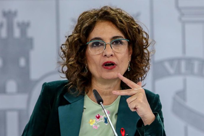 La ministra portavoz y de Hacienda, María Jesús Montero, comparece en rueda de prensa tras el Consejo de Ministros celebrado en Moncloa (Madrid), a 1 de diciembre de 2020. 
