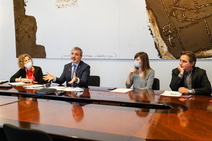 El primer teniente de alcalde de Barcelona, Jaume Collboni, durante la reunión con representantes de las nueve universidades de la ciudad y la directora del BCU, Montse Serret.