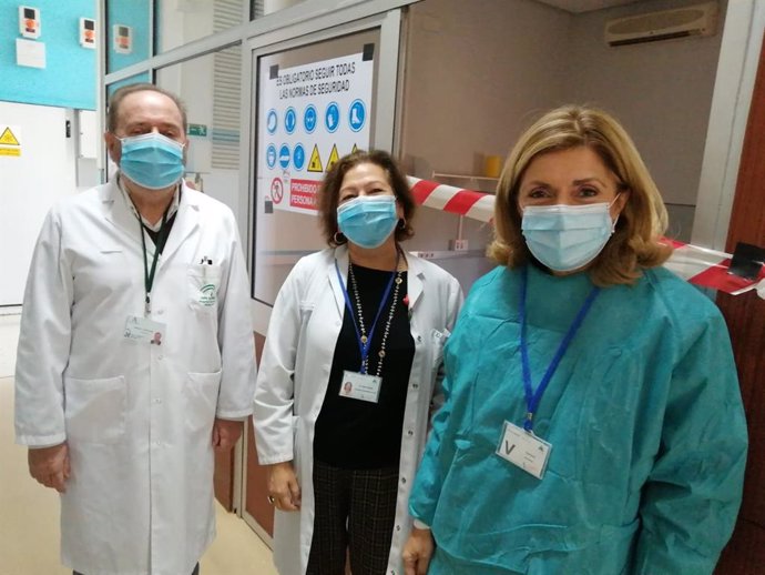 La delegada de Salud y Familias de la Junta de Andalucía en Córdoba, María Jesús Botella (dcha.), en su visita al Centro de Transfusión, Tejidos y Células