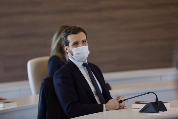 El presidente del PP, Pablo Casado, durante la Inauguración del Hospital Isabel Zendal, nuevo recurso de la sanidad pública madrileña, en Madrid (España), a 1 de diciembre de 2020. En la imagen, un ejemplar del libro de Javier Moro A flor de piel, una