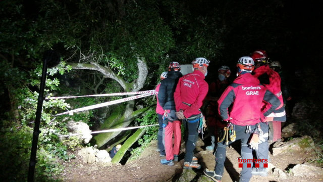  Los Bombers de la Generalitat trabajan desde las 15.38 horas de este martes en el rescate de un espeleólogo se ha caído por una cavidad durante una expedición al macizo del Garraf (Barcelona)   