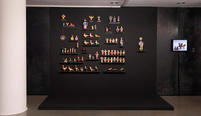 El escritor Carlos Grassa Toro imparte una conferencia dramática en la Diputación de Huesca en el marco de la exposición 'Arte Ingenuo'.