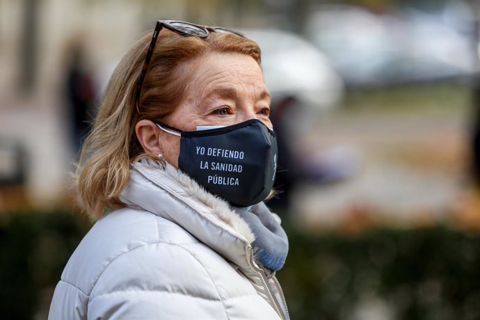 Una mujer lleva una mascarilla donde se lee "yo defiendo la sanidad pública" durante una manifestación de la Marea Blanca en Madrid (España), a 29 de noviembre de 2020.