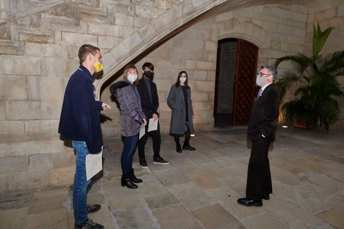 El conseller Ramon Tremosa, junto a los cuatro alumnos que mejor nota sacaron en las PAU de 2020 en un acto de distinción.