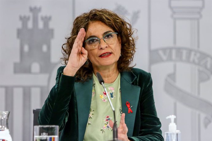 La ministra portavoz y de Hacienda, María Jesús Montero, comparece en rueda de prensa tras el Consejo de Ministros celebrado en Moncloa (Madrid), a 1 de diciembre de 2020. La reunión se ha producido mientras en el Congreso se debate la fase final del Pr