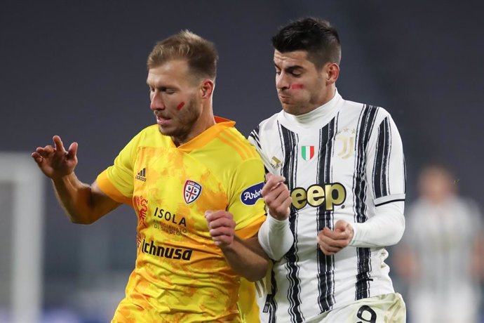 21 November 2020, Italy, Turin: Juventus' Alvaro Morata goes shoulder to shoulder with Cagliari's Ragnar Klavan battle for the ball during the Italian Serie A soccer match between Juventus FC and Cagliari Calcio at the Allianz Stadium. Photo: Jonathan M
