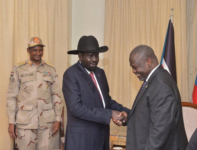 Salva Kiir y Riek Machar se reúnen en presencia de Mohamed Hamdan Dagalo