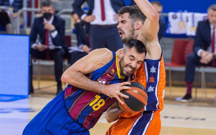 Pierre Oriola intenta penetrar durante el Bara-Valencia Basket de la Liga Endesa 2020-2021