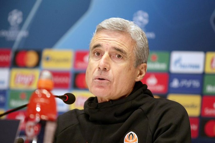 30 November 2020, Ukraine, Kyiv: Shakhtar Donetsk Head coach Luis Castro attends a press conference for the team's ahead of Tuesday's UEFA Champions League Group B soccer match against against Real Madrid CF. Photo: -/Ukrinform/dpa