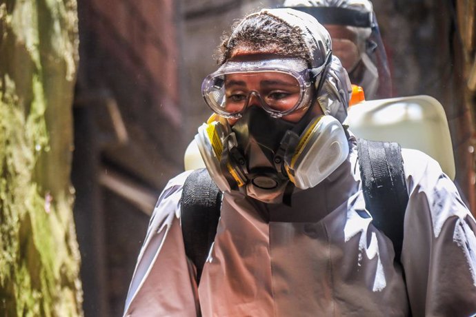 28 November 2020, Brazil, Rio de Janeiro: Aworker wearing a protective suit carries out disinfection work in the fight against coronavirus (COVID-19). Photo: Ellan Lustosa/ZUMA Wire/dpa