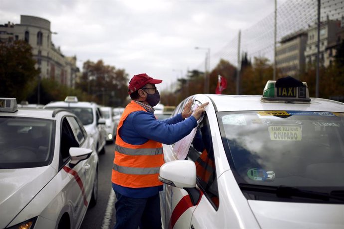Un taxista durante una marcha convocada por la FPTM, la Asociación Gremial del Taxi de Madrid y la Asociación Élite Taxi Madrid, en Madrid (España), a 25 de noviembre de 2020. El taxi de Madrid se moviliza para exigir al alcalde de Madrid que escuche la