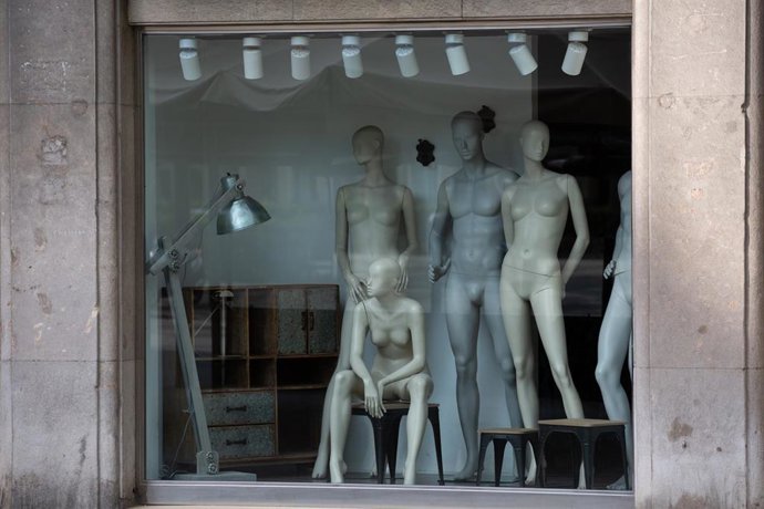 Escaparate de una tienda cerrada durante el noveno día laborable desde que se decretó el estado de alarma en el país a consecuencia del coronavirus, en Barcelona/Catalunya (España) a 26 de marzo de 2020.