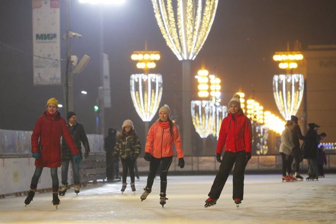 Ciudadanos patinando sobre hielo en una pista en la Exhibición de Logros de la Economía Nacional, en Moscú