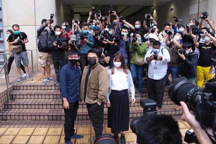 Los activistas Joshua Wong, Ivan Lam y Agnes Chow ante un tribunal en Hong Kong