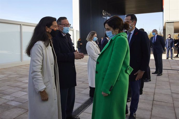 La presidenta de la Comunidad de Madrid, Isabel Díaz Ayuso (d) saluda a la portavoz de Voz en la Asamblea de Madrid, Rocío Monasterio, durante la inauguración del Hospital Isabel Zendal, nuevo recurso de la sanidad pública madrileña, en Madrid (España),