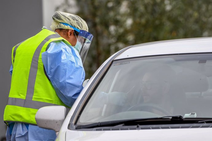 Una trabajadora sanitaria toma muestras a un ciudadano para un test de coronavirus en Sídney