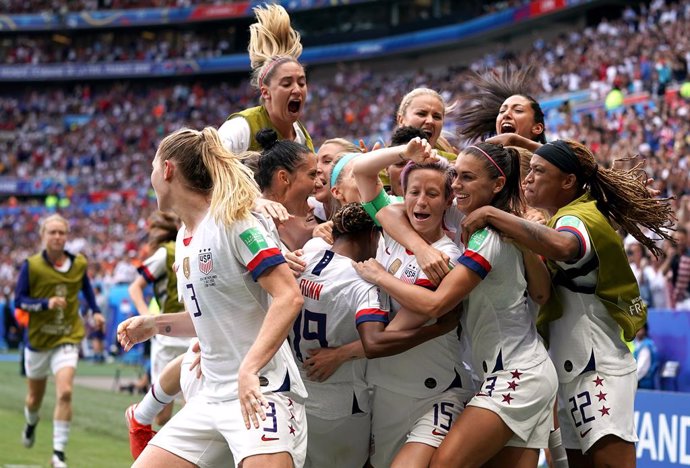 07 July 2019, France, Decines-Charpieu: USA's Megan Rapinoe (C) celebrates scoring her side's first goal with teammates during the FIFA Women's World Cup soccer final match between USA and Netherlands at the Stade de Lyon. Photo: -/PA Wire/dpa