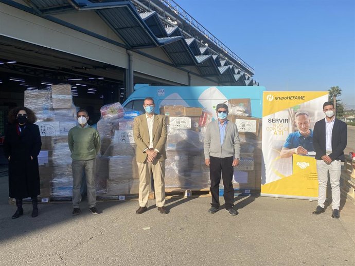 El presidente de Hefame y de la Fundación, Enrique Ayuso, ha entregado en la sede de Murcia los productos, fruto de la colaboración entre la Cooperativa y las farmacias