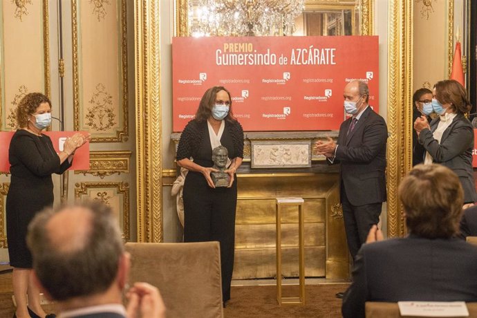 El ministro de Justicia, Juan Carlos Campo, y la decana del Colegio de Registradores de España, María Emilia Adán, entregan el X Premio Gumersindo de Azcárate a la Comunidad Iberoamericana de Naciones.