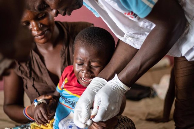 Un niño recibe tratamiento contra el sarampión en RDC