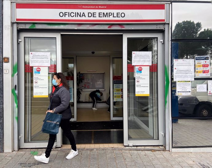 Una mujer sale de una oficina de empleo, el día que se hacen públicos los datos del paro del mes de octubre de 2020, en Madrid (España), 4 de noviembre de 2020. El número de parados registrados en las oficinas de los servicios públicos de empleo (antigu