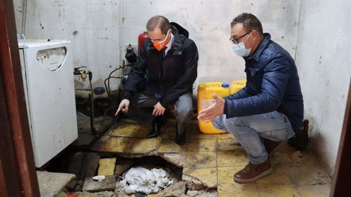 El diputado de Cs, Carlos Trullén, con el alcalde de Paniza, José Manuel Cebrián (Cs), comprueban el estado del cuarto de calderas del colegio