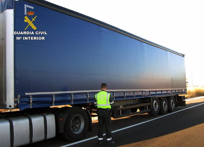 La Guardia Civil Investiga Al Conductor De Un Camión Que Casi Cuadruplicaba La Tasa Máxima De Alcohol