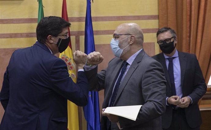 El vicepresidente de la Junta, Juan Marín (i), saluda tras la firma del acuerdo para aprobar los Presupuestos de 2021  al portavoz del grupo parlamentario de Vox, Alejandro Hernández (d). En Sevilla (Andalucía, España), a 18 de noviembre de 2020.