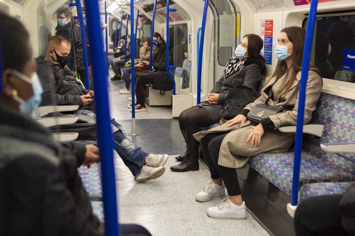 Personas en transporte público con mascarillas