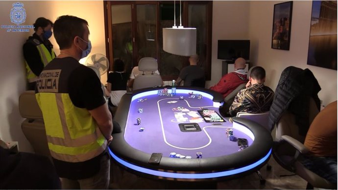 Mesa de póquer profesional intervenida en la operación contra el juego clandestino.