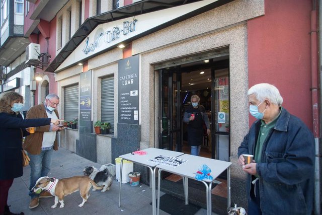 Un establecimiento sirve cafés para llevar el mismo día de la entrada en vigor de nuevas restricciones impuestas por la crisis del Covid-19 en el municipio de Vilalba, Lugo.