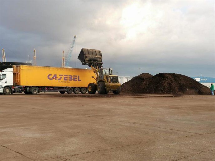 El Port de Tarragona retira la astilla de madera de los muelles de Navarra y Aragón