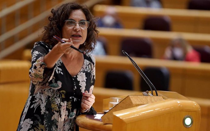 La portavoz del Gobierno y ministra de Hacienda, María Jesús Montero, interviene durante una sesión de control al Gobierno en el Senado.