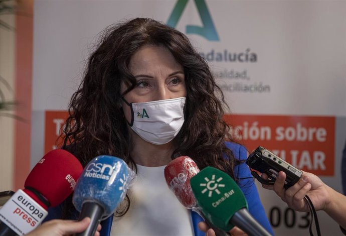 La consejera de Igualdad, Políticas Sociales y Conciliación, Rocío Ruiz, atiende a los medios, foto de archivo