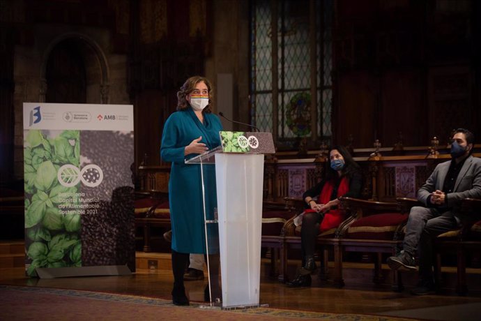 La alcaldesa de Barcelona, Ada Colau, ha presentado este miércoles la Capital Mundial de la Alimentación Sostenible 2021, que recoge el testimonio de Milán, sede de la primera cumbre en 2015, y de Valencia, que lo fue en 2017.